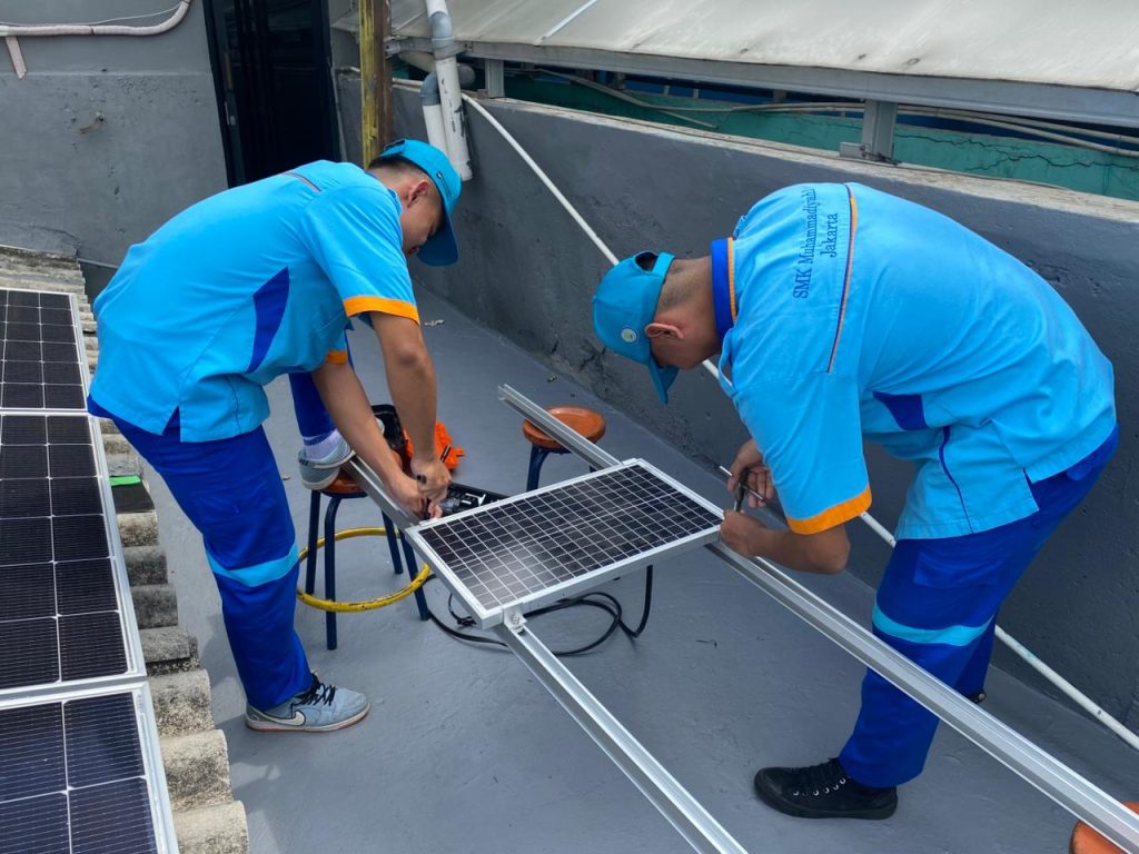 Pelatihan Merakit Lampu Tenaga Surya Oleh Siswa SMK 1 Muhammadiyah Jakarta